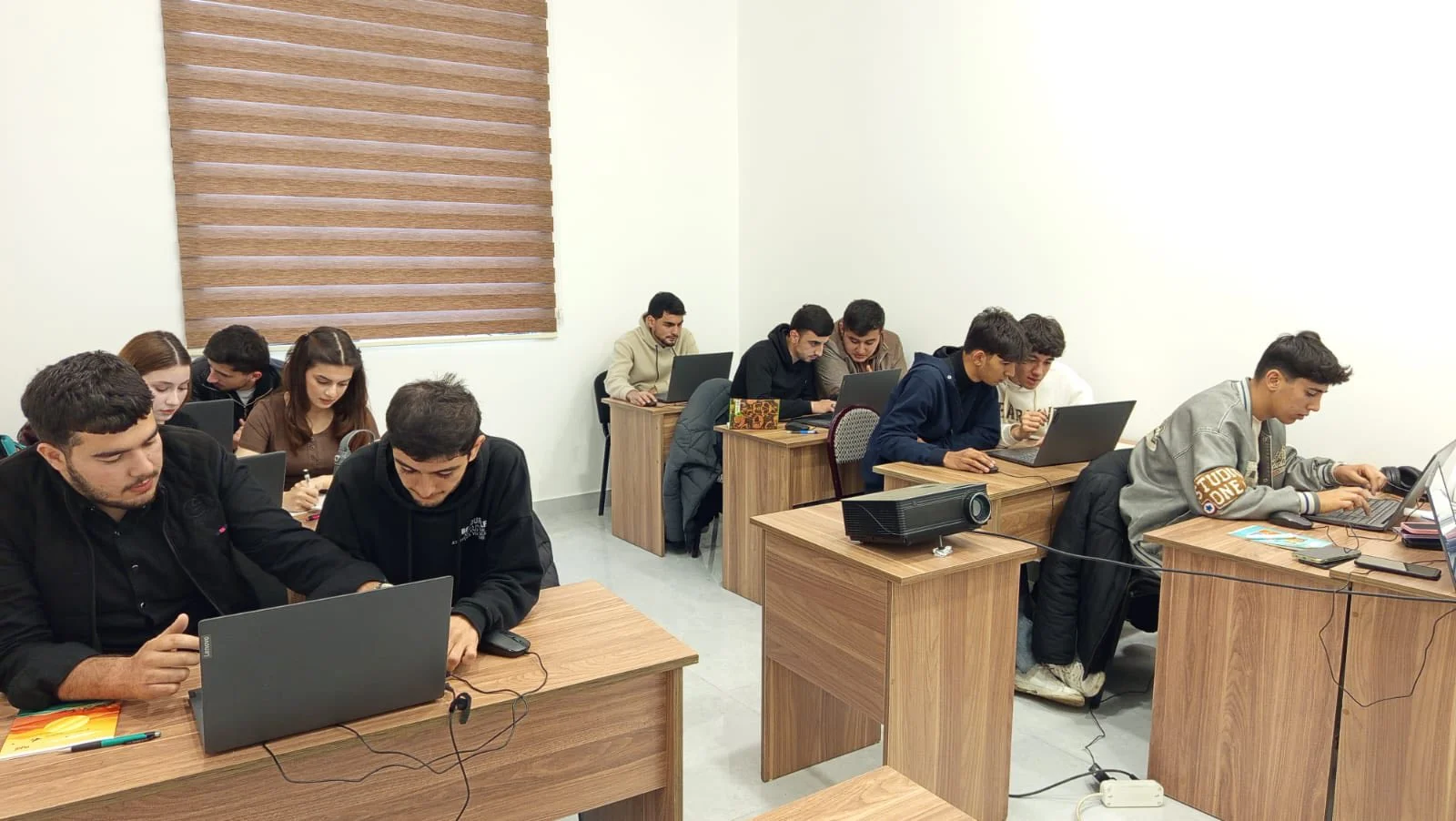 Masallı Dövlət Regional Kollecinin “Kompüter şəbəkəsi avadanlıqlarının təmiri və servisi”ixtisası üzrə təhsil alan tələbələri “BİTNET TƏHSİL MƏRKƏZİ” MMC-də istehsalat təcrübəsində.