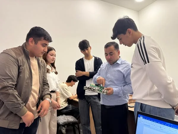 Masallı Dövlət Regional Kollecinin “Kompüter şəbəkəsi avadanlıqlarının təmiri və servisi”ixtisasi üzrə təhsil alan tələbələri istehsalat təcrübəsində.